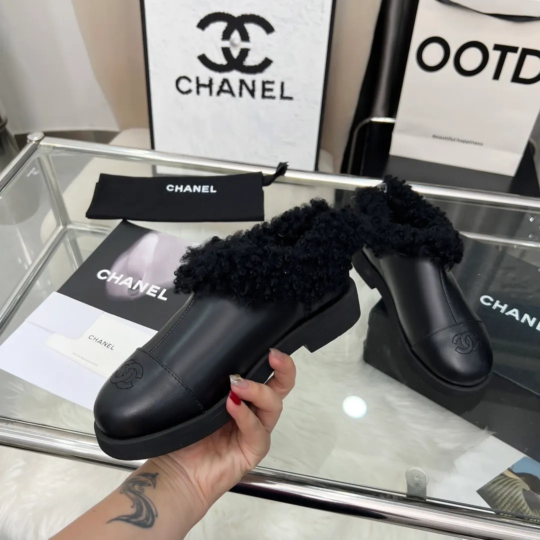 👟👟Ex-factory price 540👟👟 High version of Chanel CHANEL, 🌞🌞🌞Xiaoxiang’s latest 2025 autumn and winter short boots, a must-have item for this autumn and winter season! ! Ms. Chanel loves simple yet irresistible combinations to show her unique style. Mix and match freely to shine⚡Follow Grandma’s fashion steps! ! ! The top-notch craftsmanship and texture are perfectly presented. No matter any details, you can compare them with the counters. The best quality products can be entered and exited from the counters at will! ! ❶Material: imported cowhide/cow suede/wool ❷Lining: sheepskin lining ❸Feet: sheepskin ❹Outsole: original molded sole ❺Heel height: 3cm ❻Number of yards: 35-40 (40 and 41 are customized and non-refundable)